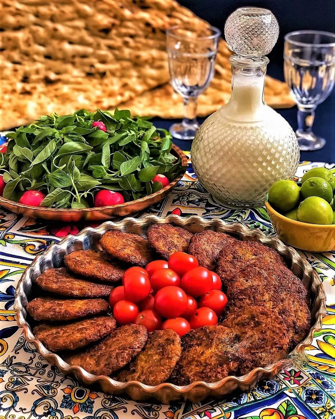کتلت در یک سفره ایرانی به همراه دوغ، سبزی تازه و مخلفات دیگر سرو می شود.