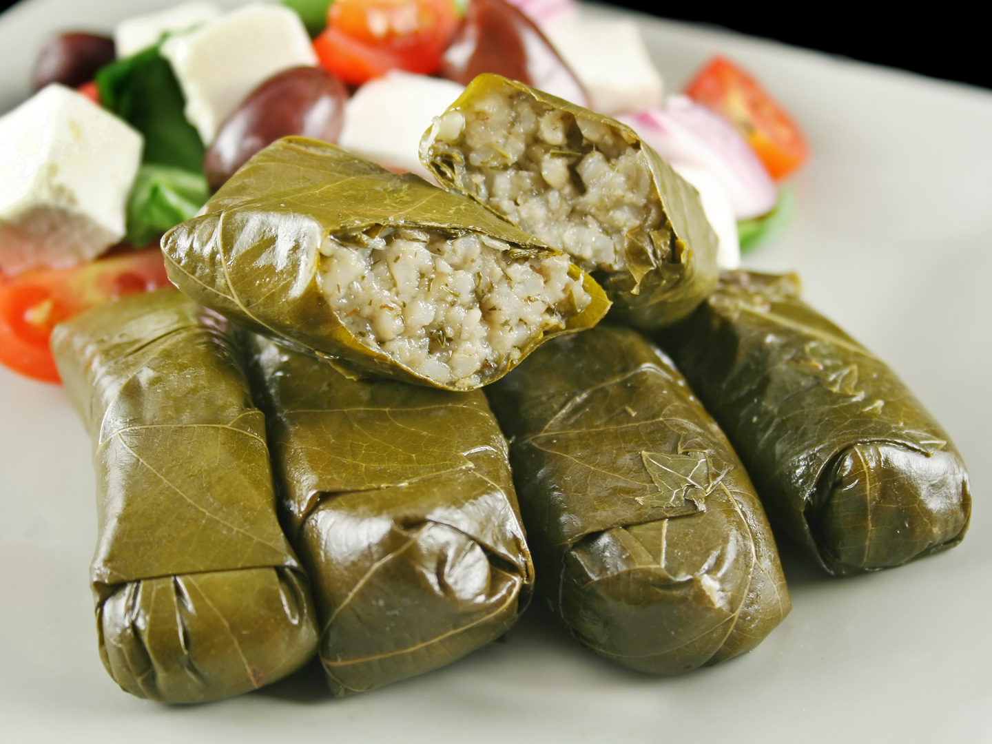 <strong>دلمه برگ مو با بلغور</strong>