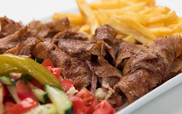 کباب ترکی به همراه سیب زمینی سرخ شده و دیگر مخلفات