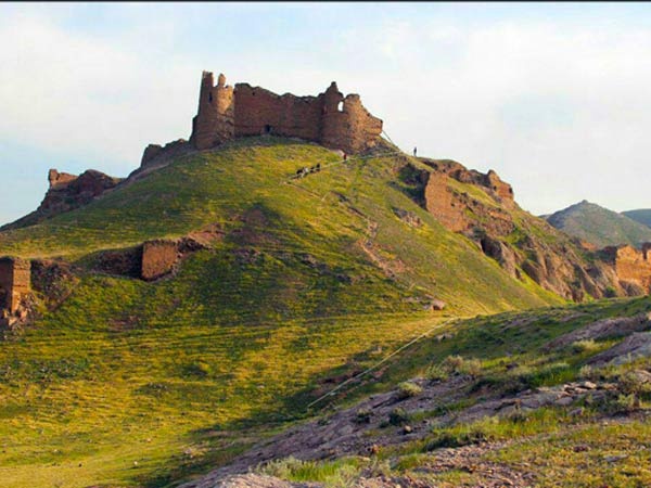 <strong>بنای اولیه قلعه سمیران که احتمالا به دوران قبل از اسلام</strong>