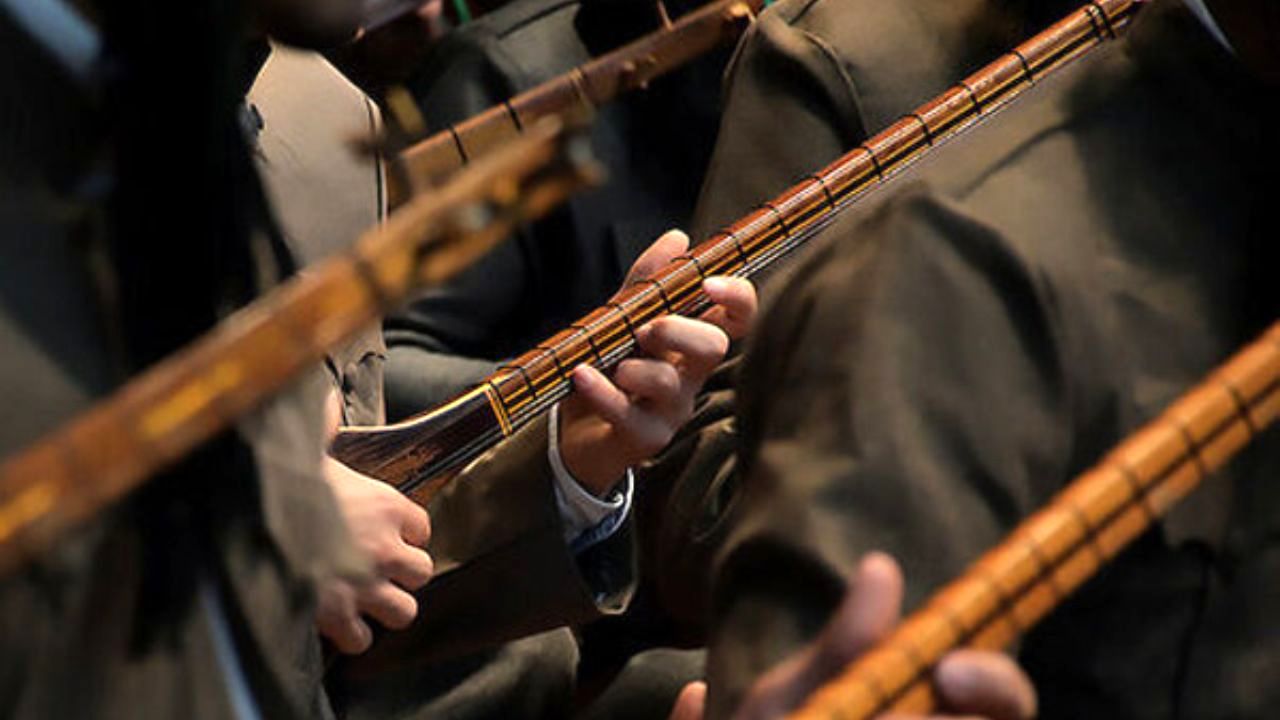 <strong>تنبور نوازی جمعی</strong>