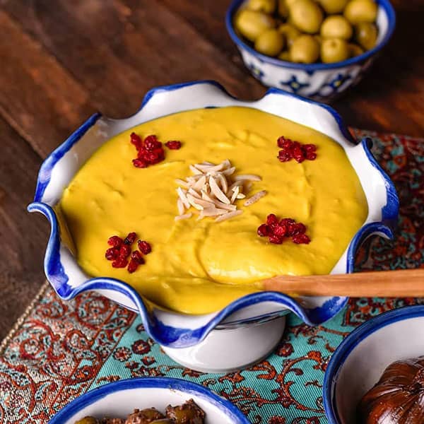 خورش ماست با تزیین زرشک و خلال بادام.