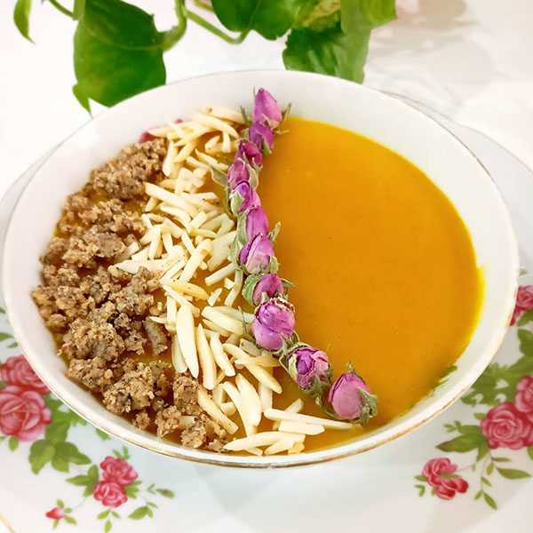 کاچی با تزیین خلال پسته و گل محمدی
