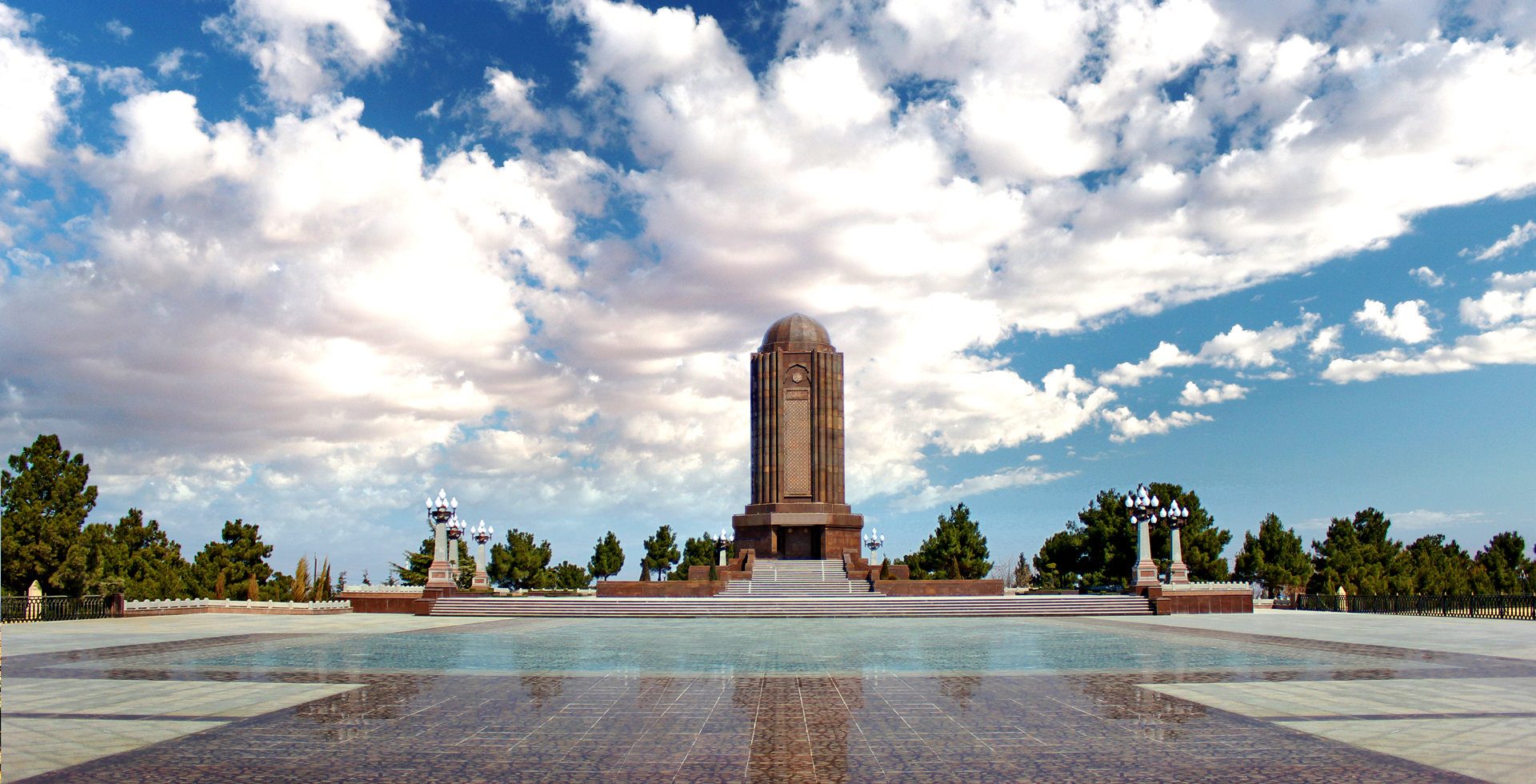 <strong>آرامگاه نظامی گنجوی در گنجه</strong>