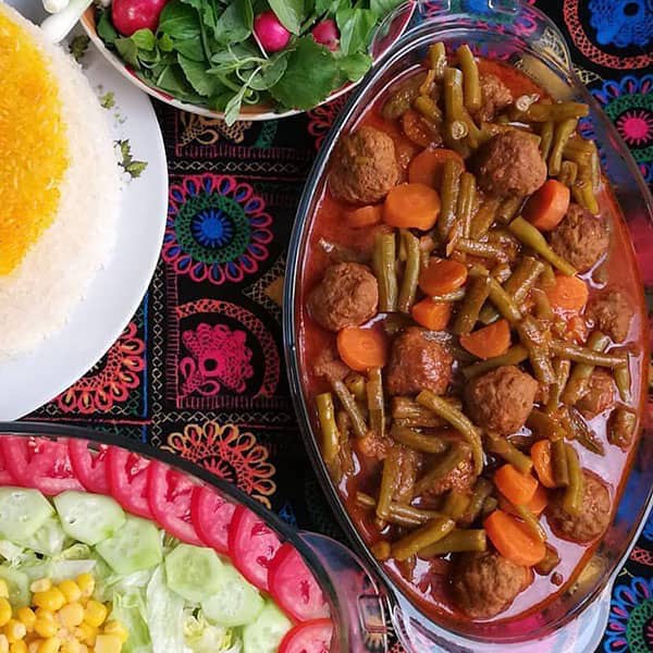 خورش لوبیا سبز به همراه برنج، سالاد و سبزی