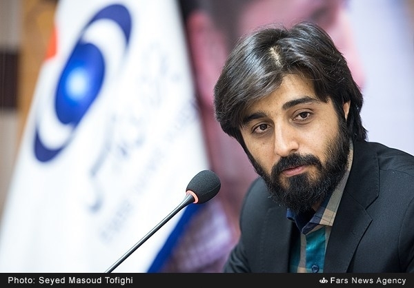 <strong>تصویر محمدمهدی سیار درحال مصاحبه</strong>