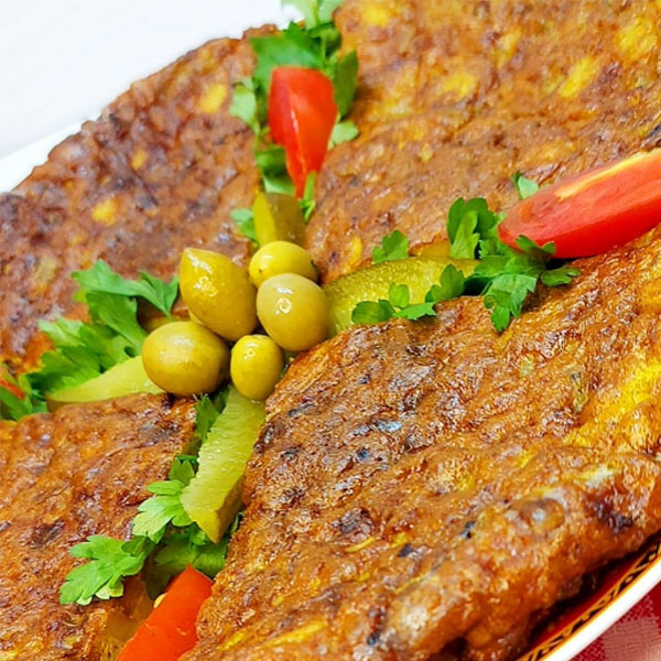 کوکو بادمجان به همراه زیتون، خیارشور و گوجه فرنگی