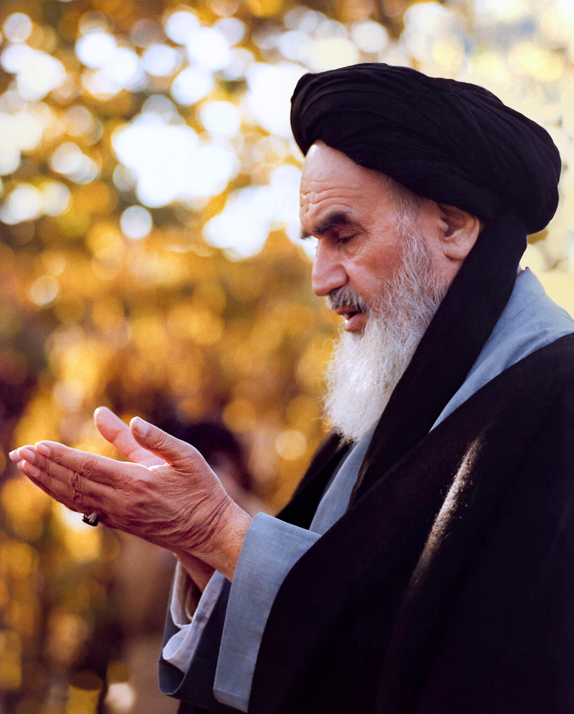 سید روح‌الله موسوی خمینی - امام خمینی در حال [[قنوت