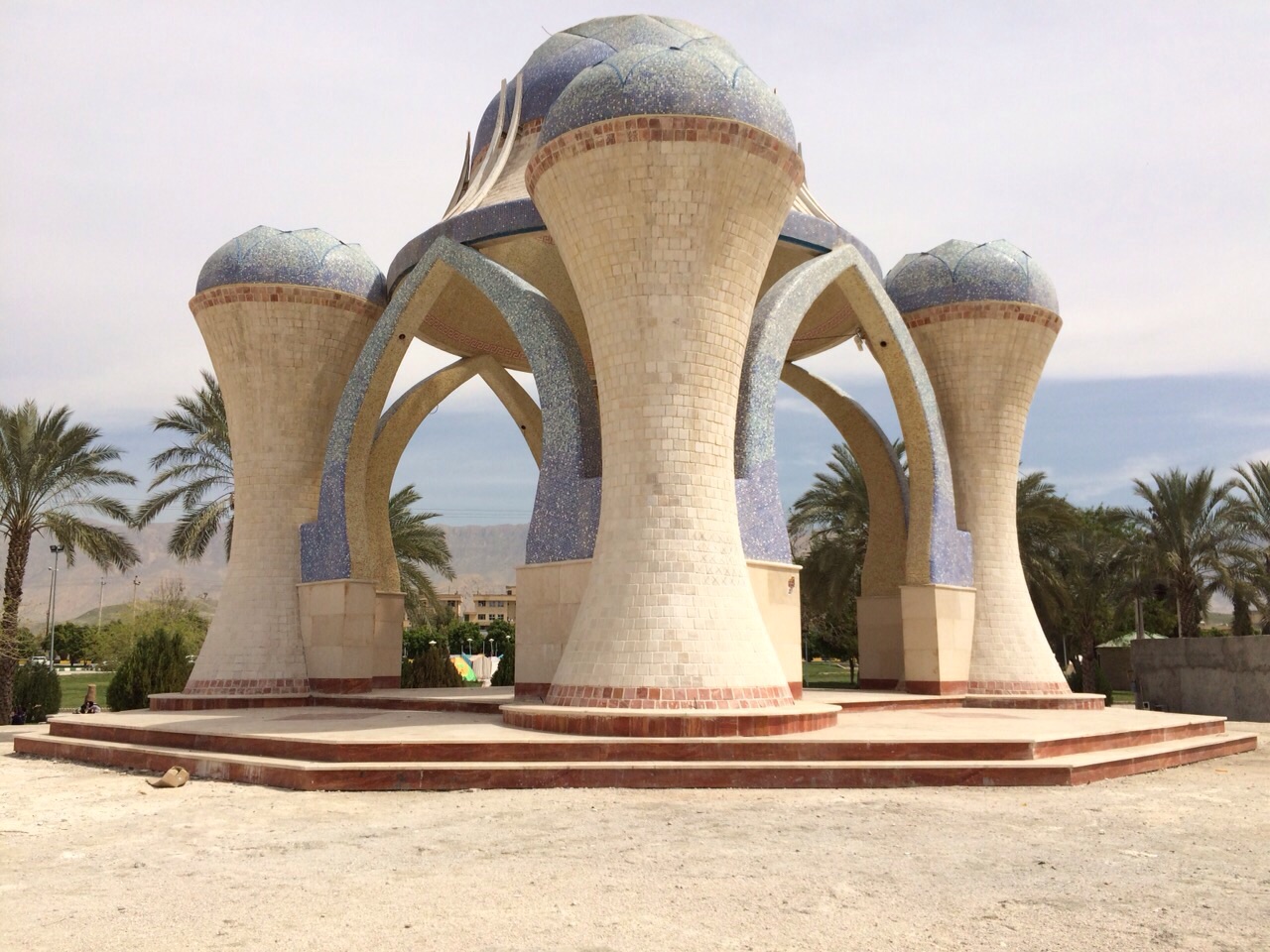 <strong>تصویری از آرامگاه نصرالله مردانی در کازرون</strong>