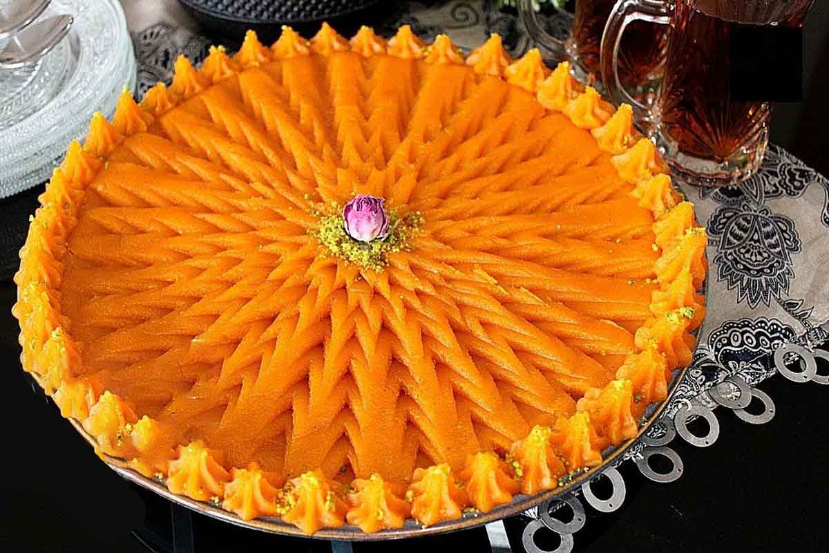 حلوا هویج با تزیین پودر پسته و گل محمدی