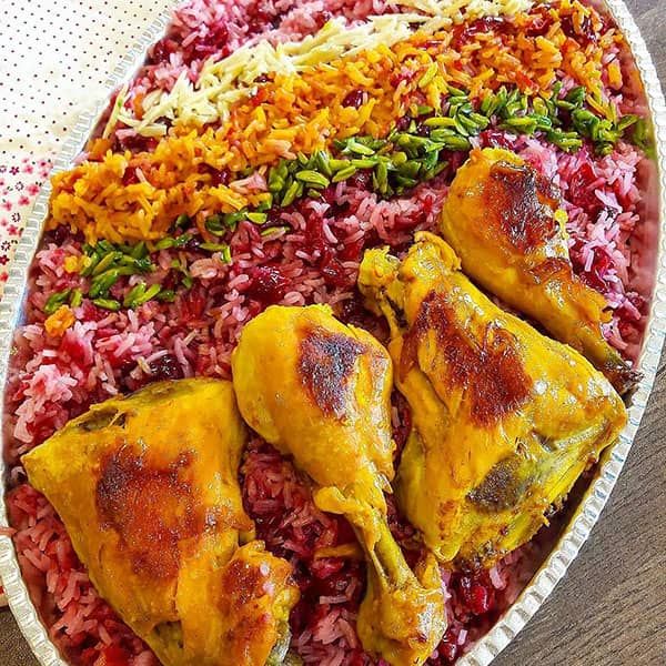 آلبالو پلو به همراه مرغ و تزیین خلال پسته، خلال بادام و برنج زعفرانی