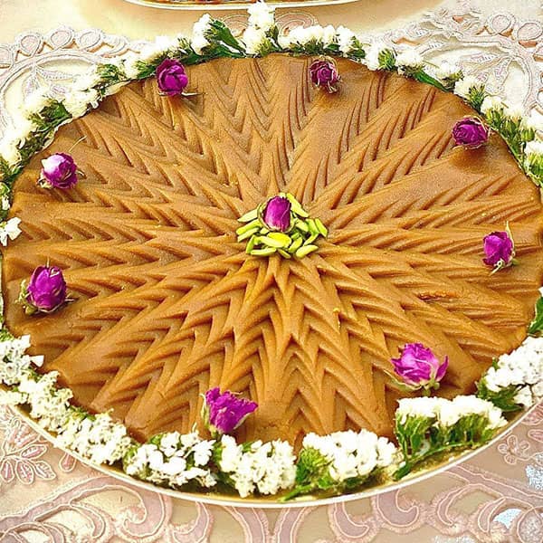 حلوا با تزیین خلال پسته و گل