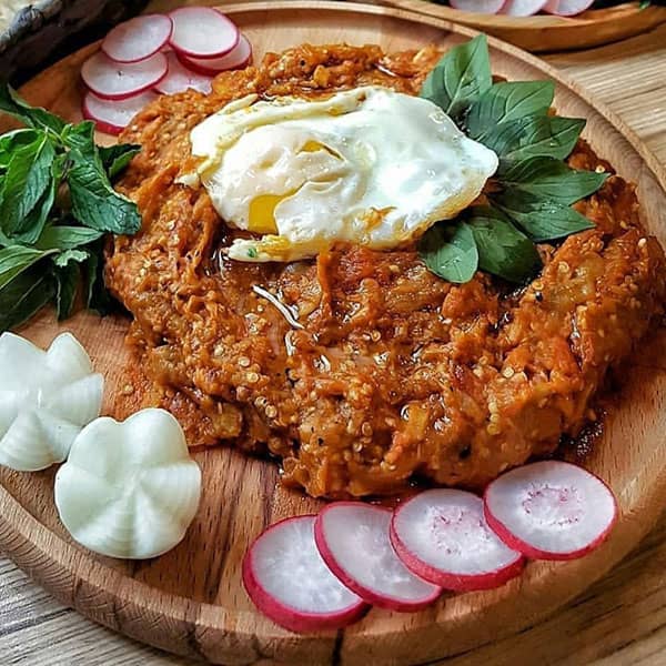 میرزا قاسمی به همراه سبزی تازه و پیاز