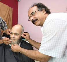 امیر اسکندری در حال گریم [[اکبر عبدی