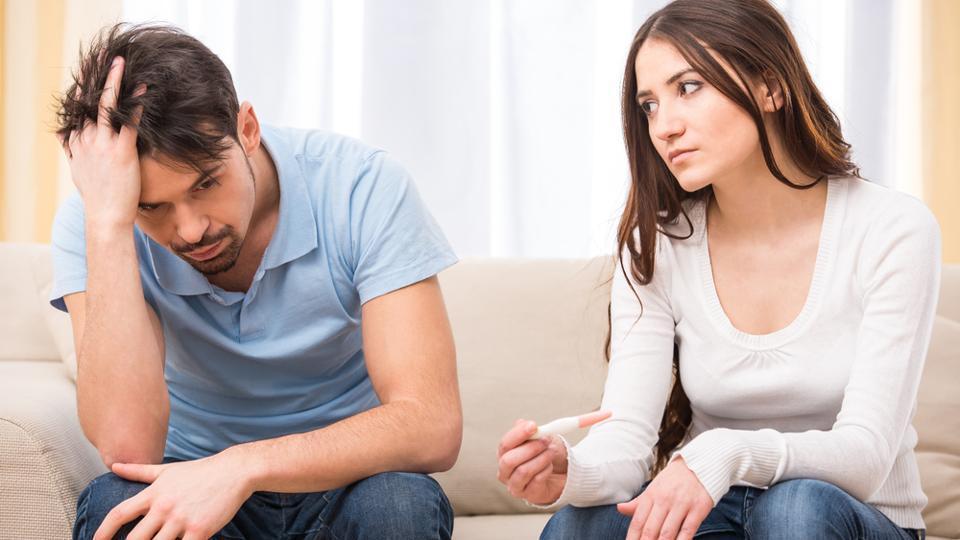 یک زوج که با مشکل ناباروری مواجه هستند.