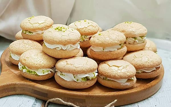 شیرینی لطیفه با تزیین پودر پسته