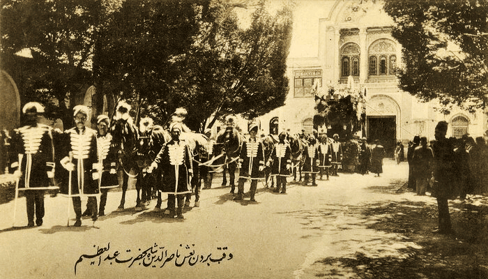 <strong>تشییع جنازه ناصرالدین شاه قاجار به سمت حرم حضرت شاه عبدالعظیم حسنی</strong>