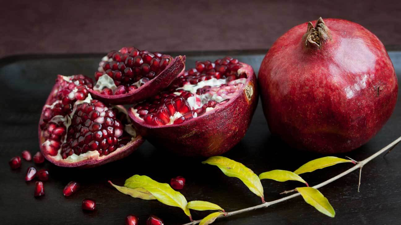 <strong>میوه انار سالم و برش خرده و برگ های گیاه</strong>#تغییر_مسیر [[الگو:طبقه‌بندی جانداران