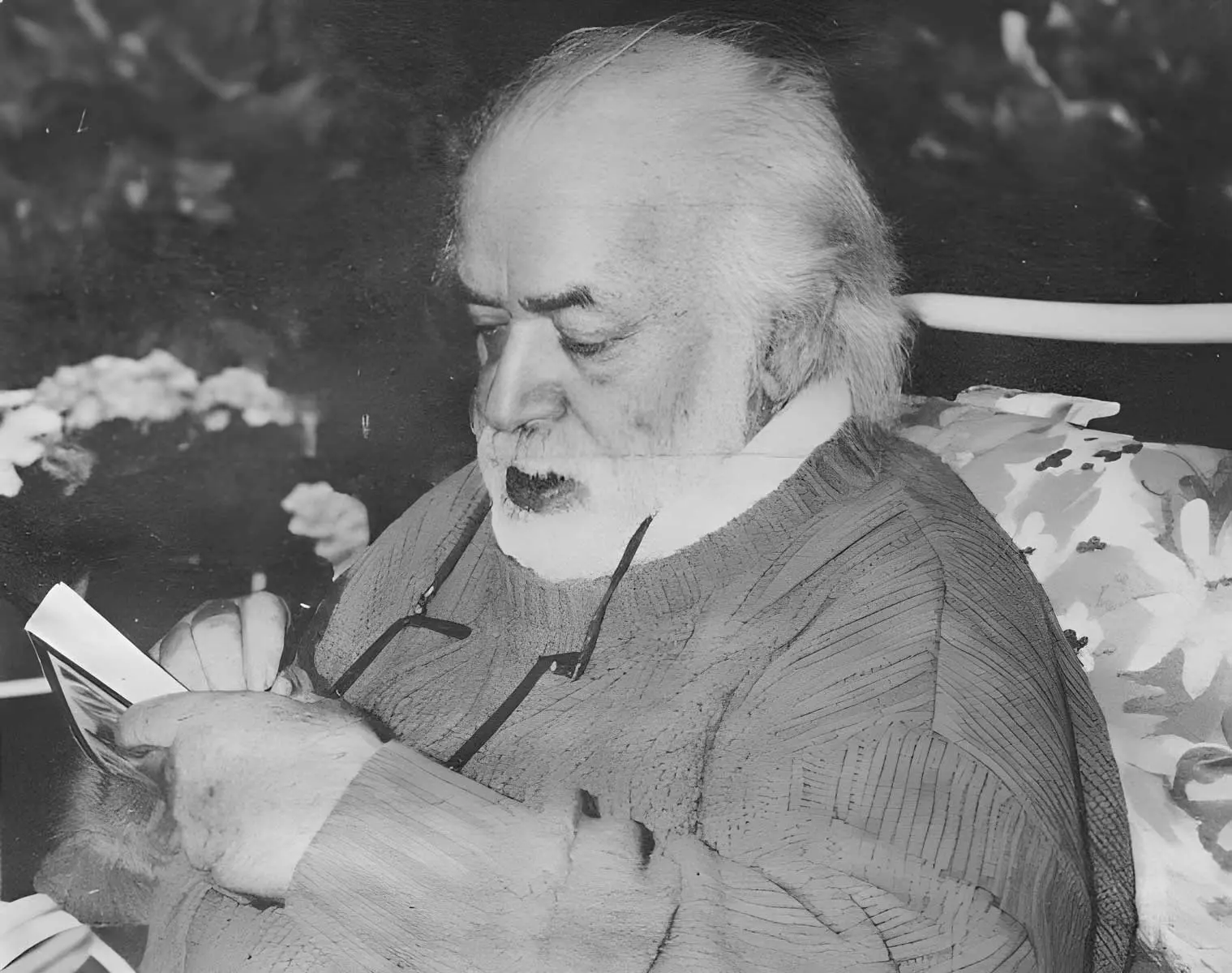 صادق چوبک درحال امضای کتاب