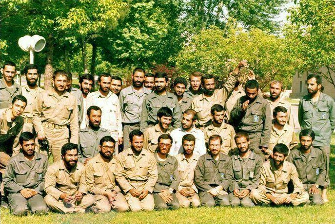<strong>ایستاده ها از چپ:</strong><code> سردار شهید رضا دستواره، سردار رئوفی نژاد، سردار شهید احمد سوداگر، شهید حمید سلیمی، سردار شهید حسین خرازی، محمد فروزنده، سردار شهید شوشتری، سردار نقدی، سردار مبلغ، سپهبد شهید قاسم سلیمانی، سردار محمدباقر قالیباف، سردار سرخیلی، سردار قربانی، سردار شهید حسین همدانی و سردار شهید علی هاشمی || </code><strong>ردیف وسط از راست:</strong><code> سردار حسن بیات، سردار رودکی، سردار یزدان، سردار غلامرضا صالحی، سردار احمدی و سردار محمد باقری || </code><strong>نشسته ها از چپ:</strong> سردار شهید اسماعیل دقایقی، سردار عباس مفتاح، سردار مصطفی ایزدی، سردار رشید، سردار حسن علایی، سردار علی فدوی، سردار صفوی، سردار غلامرضا محرابی و سردار امین شریعتی