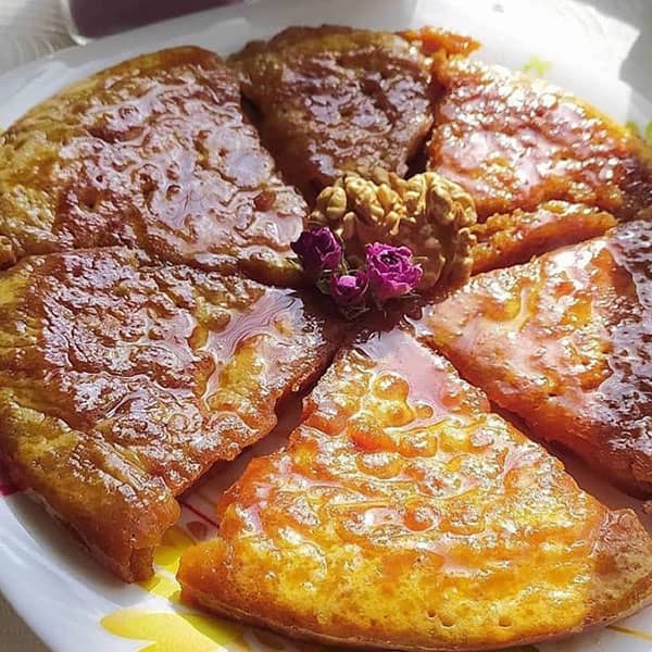 خاگینه ساده با تزیین مغز گردو و گل محمدی
