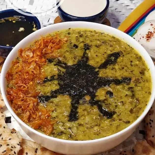 آش شوربا با تزیین پیاز داغ و نعنا داغ