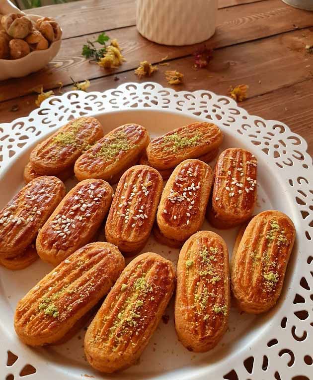 شیرینی پادرازی با تزیین کنجد و پودر پسته