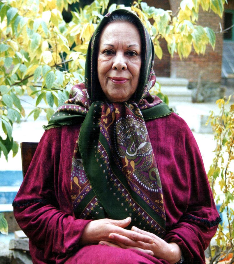 <strong>سیمین دانشور در حیاط منزل شخصی‌اش</strong>