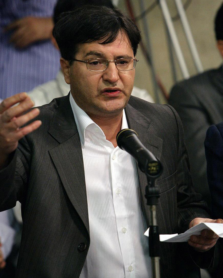 <strong>احمد عزیزی در حال شعرخوانی</strong>
