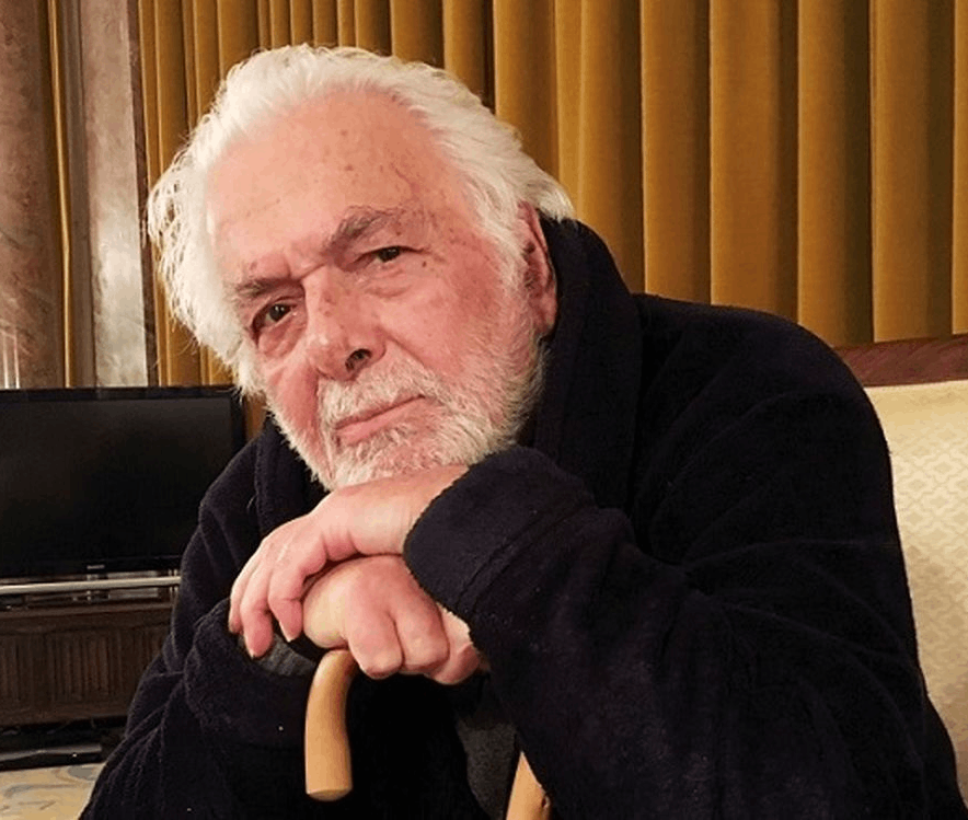 <strong>ابراهیم گلستان در منزل شخصی‌اش</strong>