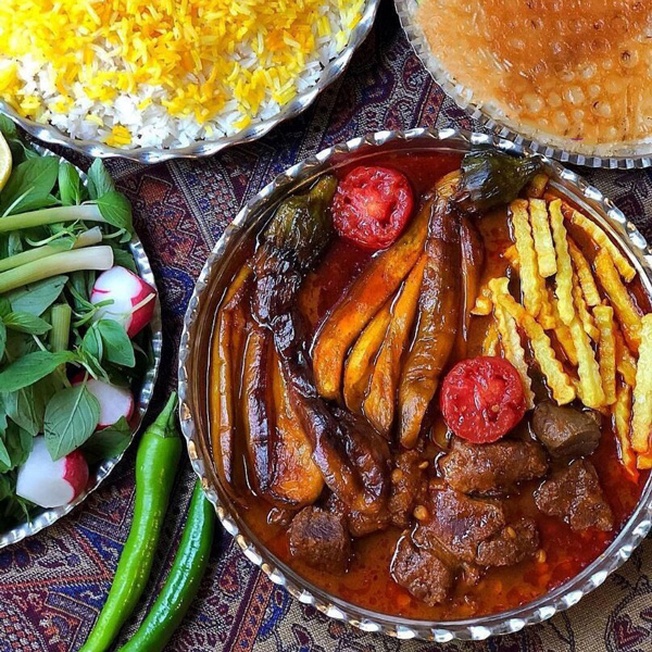 خورش بادمجان به همراه پلو و سبزی خوردن