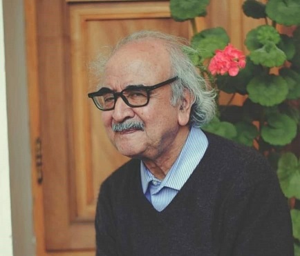 <strong>تصویر محمدرضا شفیعی کدکنی در کنار گل‌های شمعدانی</strong>