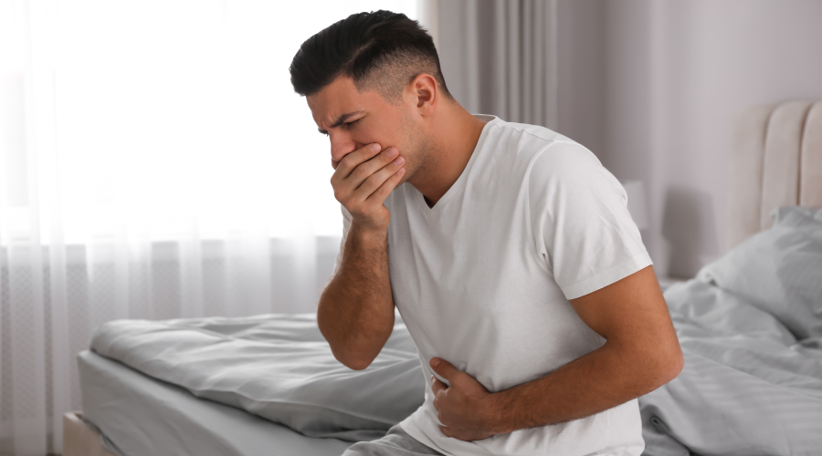 از علائم مسمومیت، حالت تهوع و درد در ناحیه‌ی شکم است.