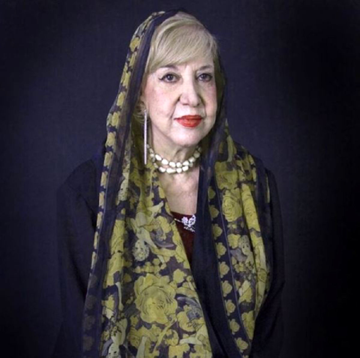 <strong>تصویر پشت سیاه سیمین بهبهانی</strong>