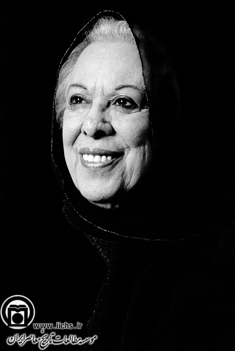 <strong>سیمین دانشور نویسنده سه‌گانه‌ی سیمین</strong>