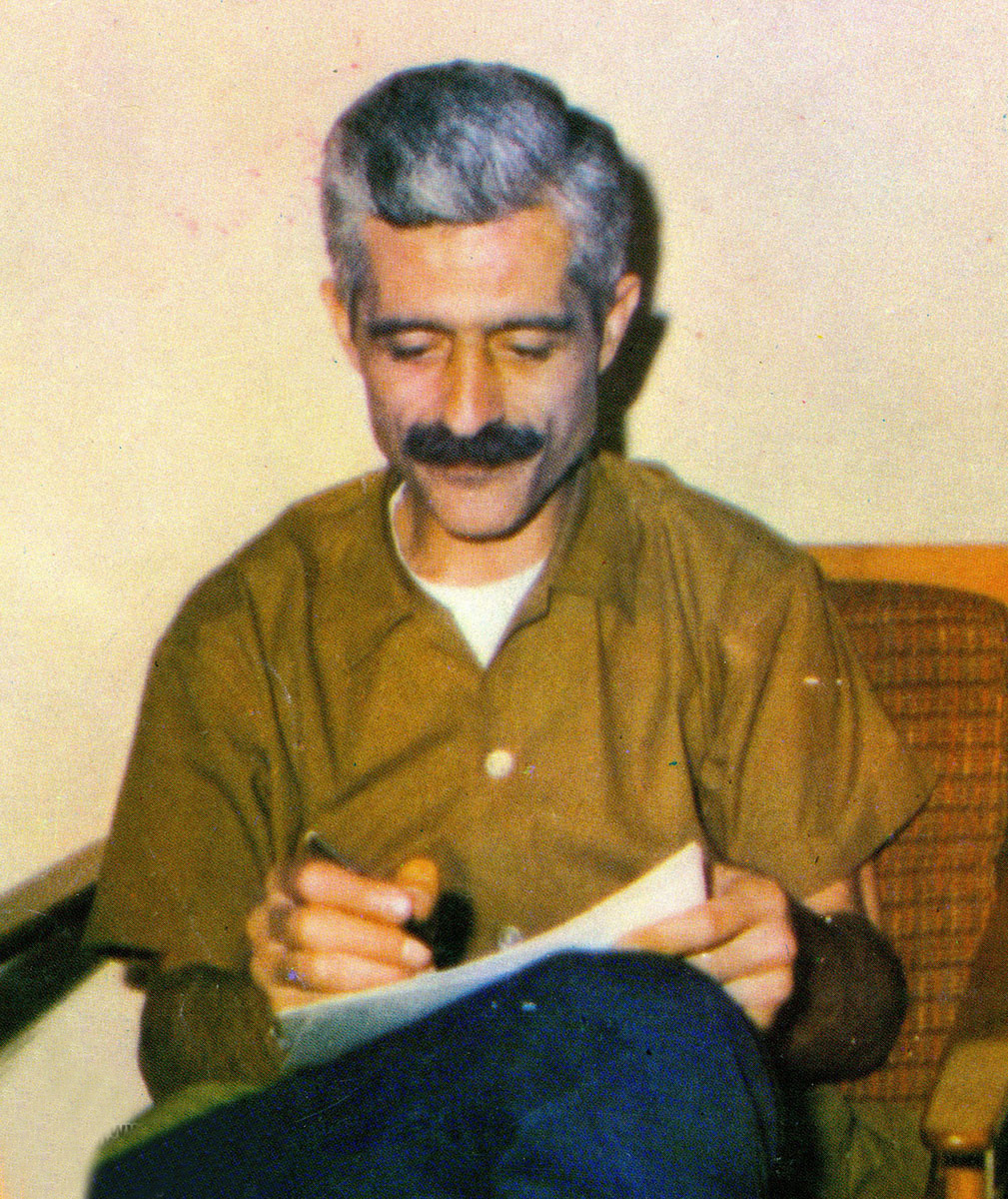 <strong>جلال آلاحمد در حال نگارش</strong>