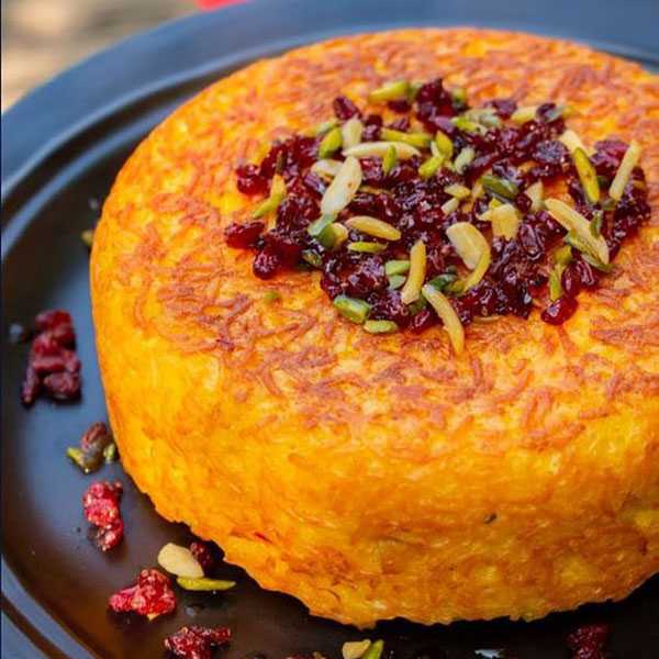 ته چین مرغ که یکی از غذاهای ایرانی است.
