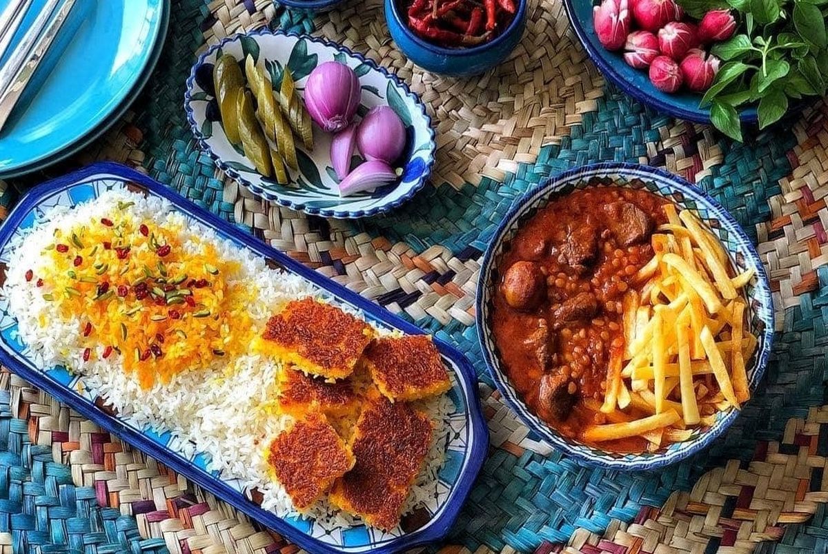 یک سفره ایرانی که علاوه بر خورش قیمه، پلو و مخلفات نیز در آن دیده می شود.