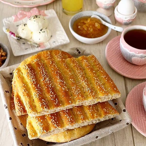 نان بربری به همراه پنیر، مربا و چای