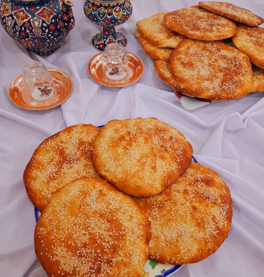 نان گرده با تزیین کنجد