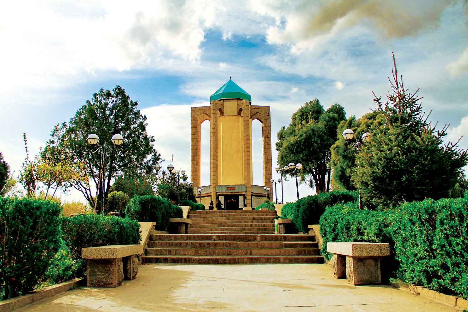 <strong>مقبره باباطاهر عریان همدانی</strong>