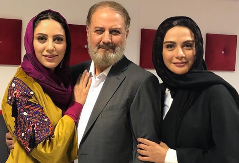 مارال فرجاد (سمت راست) در کنار پدرش، جلیل فرجاد و خواهرش، مونا فرجاد