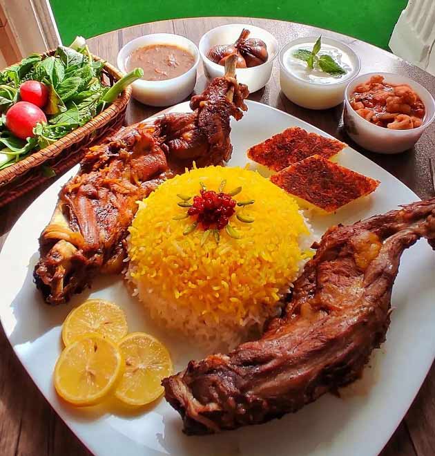 چلو زعفرانی به همراه گوشت