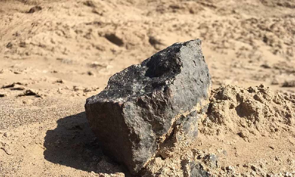 تکه سنگ بر روی ماسه