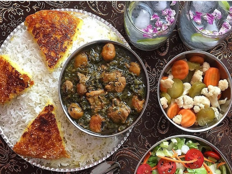 خورش آلو اسفناج به همراه برنج، ترشی و نوشیدنی