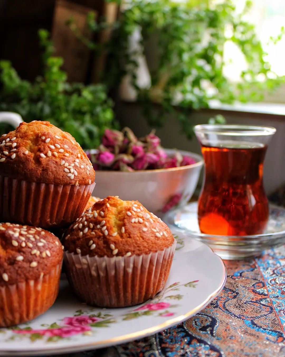 کیک یزدی به همراه چای
