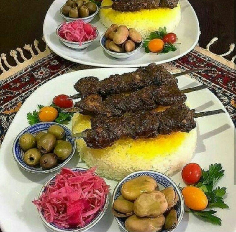 جوجه ترش به همراه برنج، ترشی کلم، زیتون و دیگر مخلفات