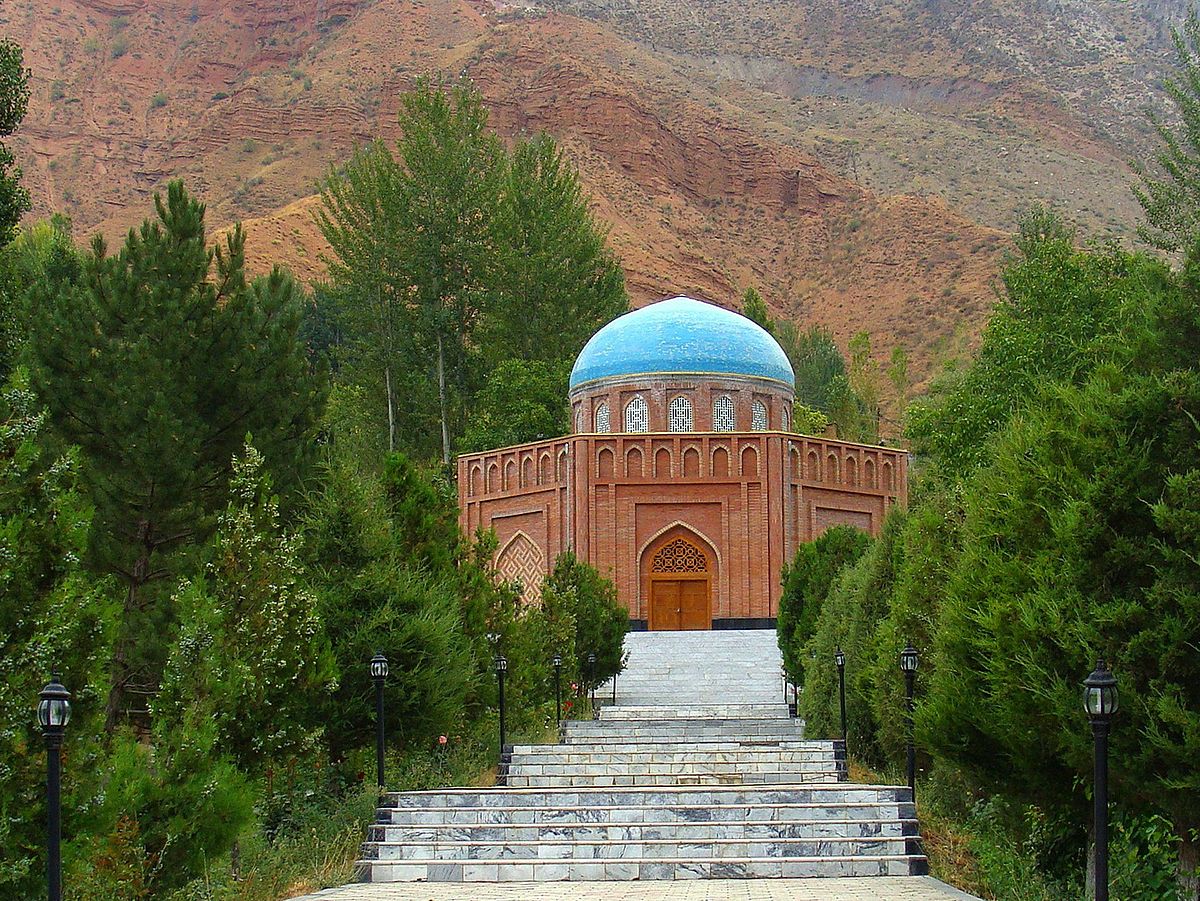 <strong>آرامگاه رودکی در روستای بنج‌رودک یا پنجکنت در ۱۷۰ کیلومتری شمال شهر دوشنبه و در خاک جمهوری تاجیکستان</strong>