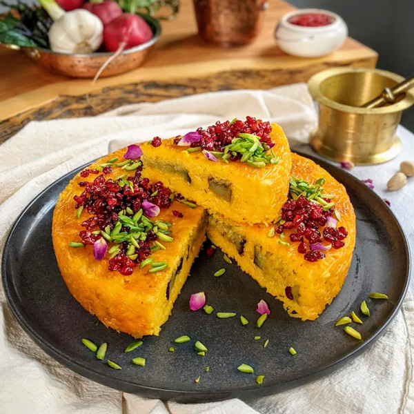 ته چین مرغ با تزیین زرشک و خلال پسته