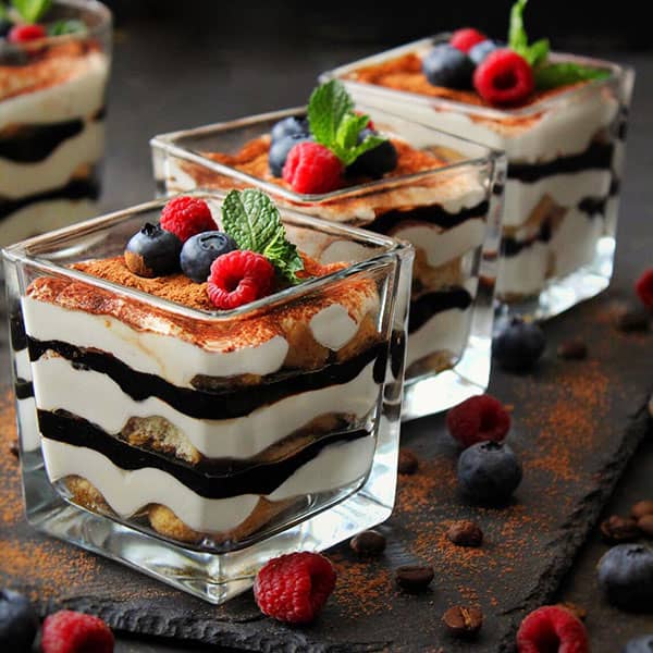 تیرامیسو با تزیین میوه